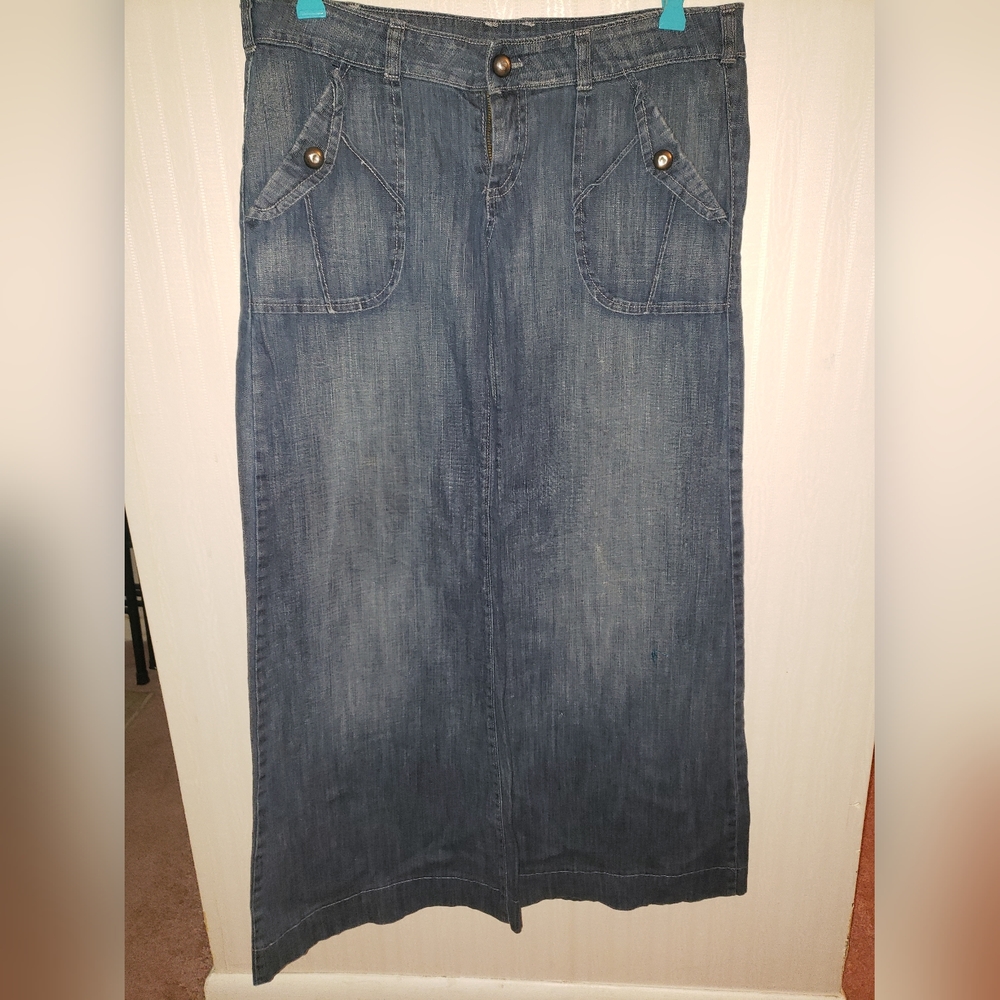 EUC  Denim Jeans.  Size Small.  Has Bling On Pockets. Wide Legged.